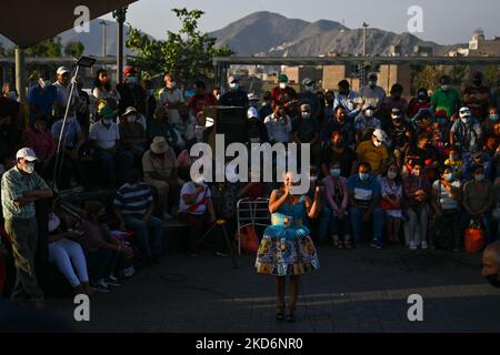 Les gens qui regardent des spectacles de danse dans la Alameda Chambuca Granda, un large point de vue et un parc dans le centre de Lima. Le dimanche 03 avril 2022, à Lima, Pérou. (Photo par Artur Widak/NurPhoto) Banque D'Images