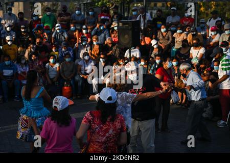 Les gens qui regardent et dansent dansent à l'Alameda Chambuca Granda, un vaste point de vue et parc animé dans le centre de Lima. Le dimanche 03 avril 2022, à Lima, Pérou. (Photo par Artur Widak/NurPhoto) Banque D'Images