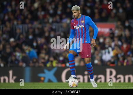 Ronald Araujo de Barcelone contrôle le ballon pendant le match de la Liga Santander entre le FC Barcelone et le FC Séville au Camp Nou sur 3 avril 2022 à Barcelone, Espagne. (Photo de Jose Breton/Pics action/NurPhoto) Banque D'Images