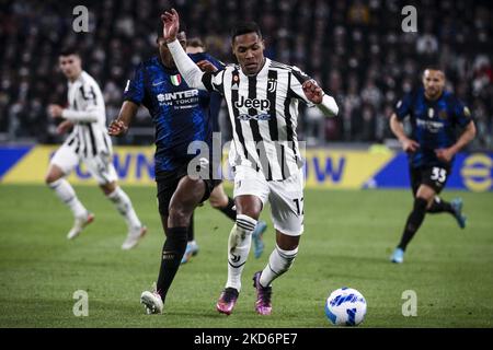 Le défenseur de Juventus Alex Sandro (12) lutte pour le ballon contre le milieu de terrain de l'Inter Denzel Dumfries (2) lors du match de football de la série A n.31 JUVENTUS - INTER sur 03 avril 2022 au stade Allianz à Turin, Piémont, Italie. (Photo de Matteo Bottanelli/NurPhoto) Banque D'Images