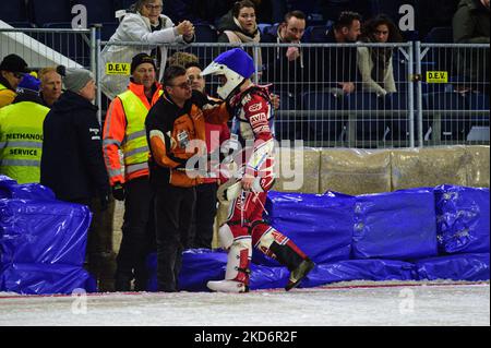 Niek Schaap (412) entre dans les fosses après sa chute lors de la finale du Championnat du monde des gladiateurs FIM Ice Speedway 4 à Ice Rink Thialf, Heerenveen, le dimanche 3 avril 2022. (Photo de Ian Charles/MI News/NurPhoto) Banque D'Images