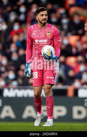 Giorgi Mamardashvili de Valence CF réagit pendant le match de la Liga Santander entre Valencia CF et Cadix CF au stade de Mestalla, 3 avril 2022, Valence, Espagne. (Photo de David Aliaga/NurPhoto) Banque D'Images