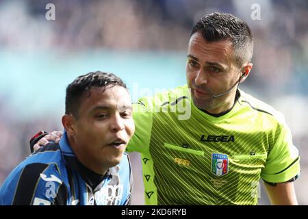 L'arbitre Marco Di Bello parle à Luis Muriel (Atalanta BC) pendant le match de football italien Serie A Match Atalanta BC vs SSC Napoli sur 03 avril 2022 au stade Gewiss de Bergame, Italie (photo de Francesco Scaccianoce/LiveMedia/NurPhoto) Banque D'Images