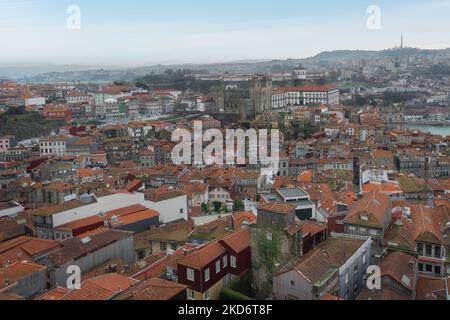 Vue aérienne de la ville de Porto avec la cathédrale et Ribeira - Porto, Portugal Banque D'Images