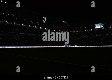 La star ukrainienne Kateryna Pavlenko chante « imagine » avec la chanteuse italienne Gaia avant la série Un match entre Juventus et le FC Internazionale au stade Allianz de 03 avril 2022 à Turin, en Italie. (Photo par Alberto Gandolfo/NurPhoto) Banque D'Images