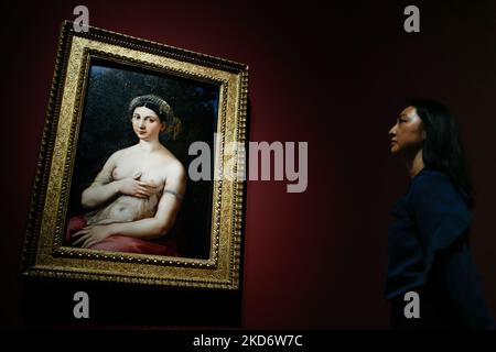 Un employé de la galerie pose avec de l'huile sur la peinture de bois 'Portrait d'Une femme ('la Fornarina')', datant d'environ 1519-20 par l'artiste italien de la Renaissance Raphaël (1483-1520), et souvent supposé être une peinture d'un amant de lui, lors d'un aperçu de presse pour 'The Credit Suisse Exhibition: Raphaël à la Galerie nationale de Londres, Angleterre, sur 4 avril 2022. L'exposition, retardée en raison de la pandémie Covid-19 et marquant le 500th anniversaire de la mort de Raphaël en 2020, est ouverte au public de 9 avril à 31 juillet cette année. NOTE: IMAGES SOUS EMBARGO POUR PUBLICATION JUSQU'À 0001 HEURE DU ROYAUME-UNI MERCREDI 6 AVRIL 2 Banque D'Images