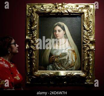 Un employé de la galerie pose avec de l'huile sur toile 'Portrait d'Une femme ('la Donna Velata')', datant d'environ 1513-14 par l'artiste italien de la Renaissance Raphaël (1483-1520), lors d'un aperçu de la presse pour 'The Credit Suisse Exhibition: Raphaël' au Musée national de Londres, Angleterre, sur 4 avril 2022. L'exposition, retardée en raison de la pandémie Covid-19 et marquant le 500th anniversaire de la mort de Raphaël en 2020, est ouverte au public de 9 avril à 31 juillet cette année. NOTE: IMAGES EMBARGOS POUR PUBLICATION JUSQU'à 0001 heure du Royaume-Uni MERCREDI 6 AVRIL 2022 (photo par David Cliff/NurPhoto) Banque D'Images