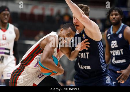 Erick McCollum (C) de Lokomotiv-Kuban en action contre Dmitry Kulagon (R) de Zenit pendant le match de basket-ball de la VTB United League entre Zenit Saint-Pétersbourg et Lokomotiv-Kuban Krasnodar sur 4 avril 2022 à Sibur Arena à Saint-Pétersbourg, en Russie. (Photo de Mike Kireev/NurPhoto) Banque D'Images