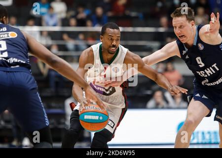 Erick McCollum (C) de Lokomotiv-Kuban en action contre Dmitry Kulagon (R) de Zenit pendant le match de basket-ball de la VTB United League entre Zenit Saint-Pétersbourg et Lokomotiv-Kuban Krasnodar sur 4 avril 2022 à Sibur Arena à Saint-Pétersbourg, en Russie. (Photo de Mike Kireev/NurPhoto) Banque D'Images