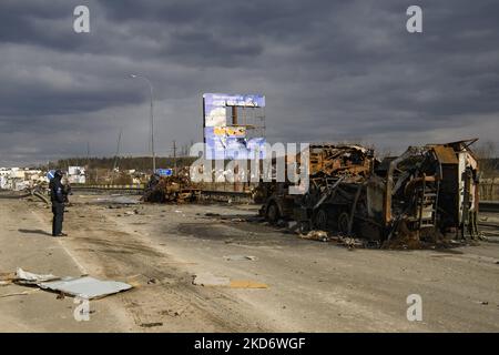 Détruit la machinerie militaire russe sur un pont endommagé dans la reprise par l'armée ukrainienne ville de Bucha près de Kiev, Ukraine, 04 avril 2022. (Photo de Maxym Marusenko/NurPhoto) Banque D'Images