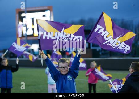 Une mascotte détient deux drapeaux de tonnerre avant le match DE championnat DE BETFRED entre Newcastle Thunder et Widnes Vikings à Kingston Park, Newcastle, le lundi 4th avril 2022. (Photo de Chris Lishman/MI News/NurPhoto) Banque D'Images