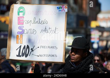 Une femme porte un écriteau indiquant « A bandonned, E xploited, without statut, humilié 100% précaire, 100% vital ». A la suite d'un appel national à la grève et à la protestation, l'AESH ('accompagnant d'élève en situation de handicap') a protesté à Toulouse. L'acronyme AESH signifie « support Assistant for Disabled Epupilles ». Principalement des femmes travaillent comme AESH. Ils protestent principalement contre le manque de financement, les contrats de travail néfastes et la pénurie de personnel . Toulouse. France. 5 avril 2022. (Photo d'Alain Pitton/NurPhoto) Banque D'Images