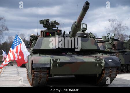 Chars américains Abrams présentés lors de la cérémonie de signature du contrat d'achat de 250 chars Abrams pour l'armée polonaise dans la Brigade blindée de Varsovie de 1st à Wesola près de Varsovie, Pologne sur 5 avril 2022 (photo de Mateusz Wlodarczyk/NurPhoto) Banque D'Images