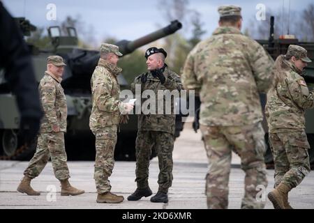 Le général de division polonais Maciej Jablonski et le général américain John S. Kolasheski lors de la cérémonie de signature du contrat pour l'achat de 250 chars Abrams pour l'armée polonaise dans la Brigade blindée de Varsovie de 1st à Wesola près de Varsovie, Pologne sur 5 avril 2022 (photo de Mateusz Wlodarczyk/NurPhoto) Banque D'Images