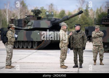 Le général de division polonais Maciej Jablonski et le général américain John S. Kolasheski lors de la cérémonie de signature du contrat pour l'achat de 250 chars Abrams pour l'armée polonaise dans la Brigade blindée de Varsovie de 1st à Wesola près de Varsovie, Pologne sur 5 avril 2022 (photo de Mateusz Wlodarczyk/NurPhoto) Banque D'Images