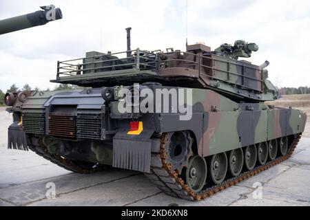 Chars américains Abrams présentés lors de la cérémonie de signature du contrat d'achat de 250 chars Abrams pour l'armée polonaise dans la Brigade blindée de Varsovie de 1st à Wesola près de Varsovie, Pologne sur 5 avril 2022 (photo de Mateusz Wlodarczyk/NurPhoto) Banque D'Images