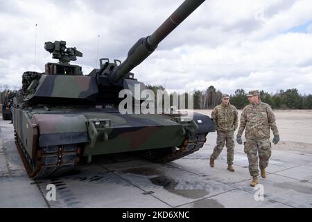 Chars américains Abrams présentés lors de la cérémonie de signature du contrat d'achat de 250 chars Abrams pour l'armée polonaise dans la Brigade blindée de Varsovie de 1st à Wesola près de Varsovie, Pologne sur 5 avril 2022 (photo de Mateusz Wlodarczyk/NurPhoto) Banque D'Images