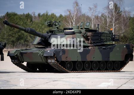 Chars américains Abrams présentés lors de la cérémonie de signature du contrat d'achat de 250 chars Abrams pour l'armée polonaise dans la Brigade blindée de Varsovie de 1st à Wesola près de Varsovie, Pologne sur 5 avril 2022 (photo de Mateusz Wlodarczyk/NurPhoto) Banque D'Images