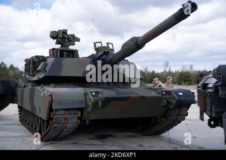 Chars américains Abrams présentés lors de la cérémonie de signature du contrat d'achat de 250 chars Abrams pour l'armée polonaise dans la Brigade blindée de Varsovie de 1st à Wesola près de Varsovie, Pologne sur 5 avril 2022 (photo de Mateusz Wlodarczyk/NurPhoto) Banque D'Images