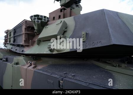 Chars américains Abrams présentés lors de la cérémonie de signature du contrat d'achat de 250 chars Abrams pour l'armée polonaise dans la Brigade blindée de Varsovie de 1st à Wesola près de Varsovie, Pologne sur 5 avril 2022 (photo de Mateusz Wlodarczyk/NurPhoto) Banque D'Images