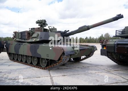 Chars américains Abrams présentés lors de la cérémonie de signature du contrat d'achat de 250 chars Abrams pour l'armée polonaise dans la Brigade blindée de Varsovie de 1st à Wesola près de Varsovie, Pologne sur 5 avril 2022 (photo de Mateusz Wlodarczyk/NurPhoto) Banque D'Images