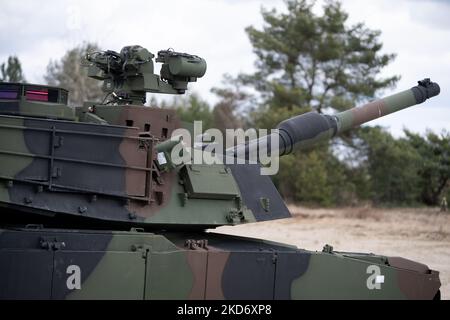 Chars américains Abrams présentés lors de la cérémonie de signature du contrat d'achat de 250 chars Abrams pour l'armée polonaise dans la Brigade blindée de Varsovie de 1st à Wesola près de Varsovie, Pologne sur 5 avril 2022 (photo de Mateusz Wlodarczyk/NurPhoto) Banque D'Images