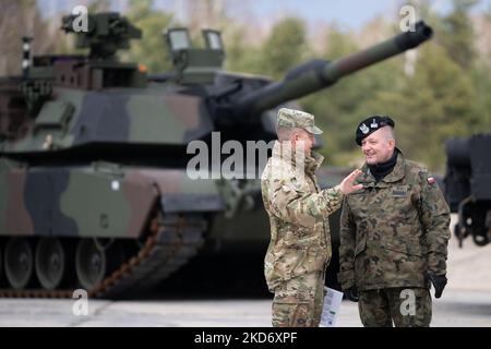 Le général de division polonais Maciej Jablonski et le général américain John S. Kolasheski lors de la cérémonie de signature du contrat pour l'achat de 250 chars Abrams pour l'armée polonaise dans la Brigade blindée de Varsovie de 1st à Wesola près de Varsovie, Pologne sur 5 avril 2022 (photo de Mateusz Wlodarczyk/NurPhoto) Banque D'Images