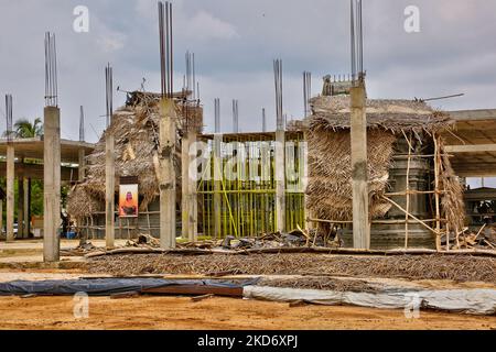 Reconstruction et reconstruction du temple de Vattapalai Kannakki Amman détruit pendant la guerre civile de 26 ans entre l'armée sri-lankaise et les LTTE (Tigres de libération de l'Eelam tamoul) à Mullaitivu, au Sri Lanka. Le temple Vattapalai Kannakki Amman (Vattapalai Kannaki Amman Kovil) est dédié à la déesse Kannikki Amma. Selon la légende de Karna, Kannaki de Madurai est arrivé au Sri Lanka et s'est reposé dans dix endroits différents. La dixième place qu'elle a visitée était Vattapalai. Vattapalai Amman est considéré comme une divinité de mythes, de mystères et de miracles. Vaikasi Visakam Pongal Thiruvilla i Banque D'Images