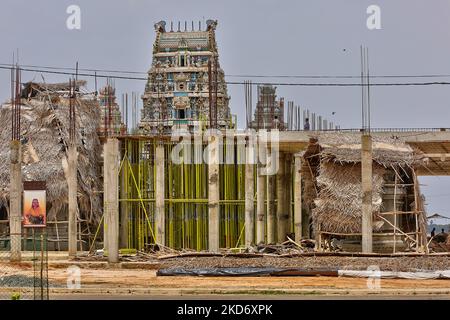 Reconstruction et reconstruction du temple de Vattapalai Kannakki Amman détruit pendant la guerre civile de 26 ans entre l'armée sri-lankaise et les LTTE (Tigres de libération de l'Eelam tamoul) à Mullaitivu, au Sri Lanka. Le temple Vattapalai Kannakki Amman (Vattapalai Kannaki Amman Kovil) est dédié à la déesse Kannikki Amma. Selon la légende de Karna, Kannaki de Madurai est arrivé au Sri Lanka et s'est reposé dans dix endroits différents. La dixième place qu'elle a visitée était Vattapalai. Vattapalai Amman est considéré comme une divinité de mythes, de mystères et de miracles. Vaikasi Visakam Pongal Thiruvilla i Banque D'Images