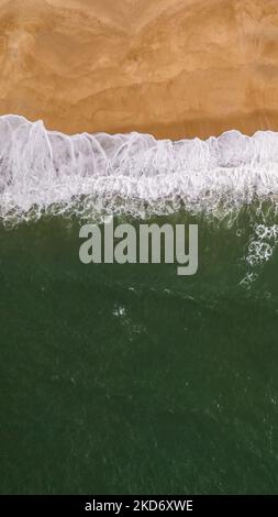 Une vue drone de Nazare, Portugal, sur 1 avril 2022. Nazaré, en particulier Praia do Norte ou North Beach, est célèbre pour les plus grandes vagues surfables de la planète. (Photo de Manuel Romano/NurPhoto) Banque D'Images