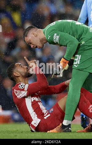 Matheus Cunha, de l'Atlético de Madrid, et Ederson, de Manchester City, se plaisent lors de la finale du quart de la Ligue des champions de l'UEFA, match entre Manchester City et Atlético de Madrid, au stade de la ville de Manchester, sur 5 avril 2022, à Manchester, au Royaume-Uni. (Photo de Jose Breton/Pics action/NurPhoto) Banque D'Images