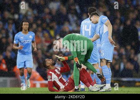 Matheus Cunha, de l'Atlético de Madrid, et Ederson, de Manchester City, se plaisent lors de la finale du quart de la Ligue des champions de l'UEFA, match entre Manchester City et Atlético de Madrid, au stade de la ville de Manchester, sur 5 avril 2022, à Manchester, au Royaume-Uni. (Photo de Jose Breton/Pics action/NurPhoto) Banque D'Images