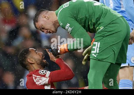 Matheus Cunha, de l'Atlético de Madrid, et Ederson, de Manchester City, se plaisent lors de la finale du quart de la Ligue des champions de l'UEFA, match entre Manchester City et Atlético de Madrid, au stade de la ville de Manchester, sur 5 avril 2022, à Manchester, au Royaume-Uni. (Photo de Jose Breton/Pics action/NurPhoto) Banque D'Images