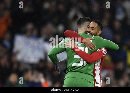 Matheus Cunha de l'Atlético Madrid et Ederson de la ville de Manchester accueille après la finale du quart de la Ligue des champions de l'UEFA un match entre la ville de Manchester et l'Atlético Madrid au stade de la ville de Manchester sur 5 avril 2022 à Manchester, Royaume-Uni. (Photo de Jose Breton/Pics action/NurPhoto) Banque D'Images