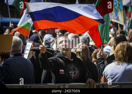 Les partisans du parti nationaliste et russophile de Vazrazhdane (renouveau) protestent en faveur de la Russie et contre l'adhésion de la Bulgarie à l'OTAN et l'envoi d'armes en Ukraine devant le Parlement de Sofia, Bulgarie, le 06 avril 2022 (photo de Georgi Paleykov/NurPhoto) Banque D'Images