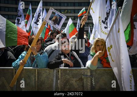 Les partisans du parti nationaliste et russophile de Vazrazhdane (renouveau) protestent en faveur de la Russie et contre l'adhésion de la Bulgarie à l'OTAN et l'envoi d'armes en Ukraine devant le Parlement de Sofia, Bulgarie, le 06 avril 2022 (photo de Georgi Paleykov/NurPhoto) Banque D'Images