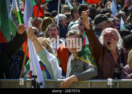 Les partisans du parti nationaliste et russophile de Vazrazhdane (renouveau) protestent en faveur de la Russie et contre l'adhésion de la Bulgarie à l'OTAN et l'envoi d'armes en Ukraine devant le Parlement de Sofia, Bulgarie, le 06 avril 2022 (photo de Georgi Paleykov/NurPhoto) Banque D'Images