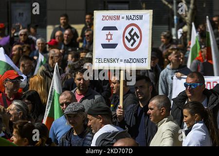 Les partisans du parti nationaliste et russophile de Vazrazhdane (renouveau) protestent en faveur de la Russie et contre l'adhésion de la Bulgarie à l'OTAN et l'envoi d'armes en Ukraine à Sofia (Bulgarie) le 06 avril 2022 (photo de Georgi Paleykov/NurPhoto) Banque D'Images