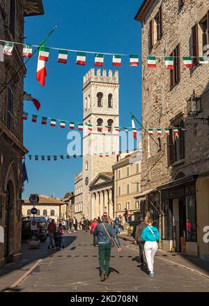 Torre del Popolo et Eglise de Santa Maria sopra Minerva, Piazza del Comune, Assise, Ombrie, Italie Banque D'Images