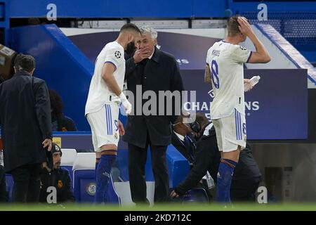 Carlo Ancelotti, entraîneur en chef du Real Madrid, donne des instructions à Karim Benzema lors du match final du quart de la Ligue des champions de l'UEFA entre le FC Chelsea et le Real Madrid au pont Stamford sur 6 avril 2022 à Londres, au Royaume-Uni. (Photo de Jose Breton/Pics action/NurPhoto) Banque D'Images