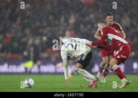 Fabio Carvalho de Fulham lutte pour possession avec Riley McGree de Middlesbrough lors du match de championnat Sky Bet entre Middlesbrough et Fulham au stade Riverside, Middlesbrough, le mercredi 6th avril 2022. (Photo de Mark Fletcher/MI News/NurPhoto) Banque D'Images