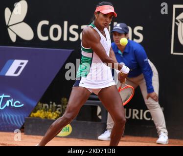 Yuliana Lizarazo de Colombie joue pendant le match contre Mirjam Bjorklund de Suède au tournoi Copa Colsanitas WTA sur 6 avril 2022 à Bogota, Colombie. (Photo de Daniel Garzon Herazo/NurPhoto) Banque D'Images