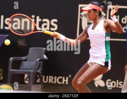 Yuliana Lizarazo de Colombie joue pendant le match contre Mirjam Bjorklund de Suède au tournoi Copa Colsanitas WTA sur 6 avril 2022 à Bogota, Colombie. (Photo de Daniel Garzon Herazo/NurPhoto) Banque D'Images