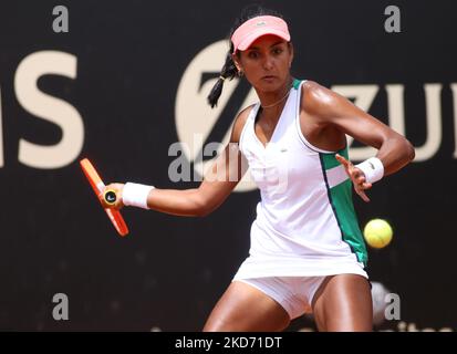 Yuliana Lizarazo de Colombie joue pendant le match contre Mirjam Bjorklund de Suède au tournoi Copa Colsanitas WTA sur 6 avril 2022 à Bogota, Colombie. (Photo de Daniel Garzon Herazo/NurPhoto) Banque D'Images