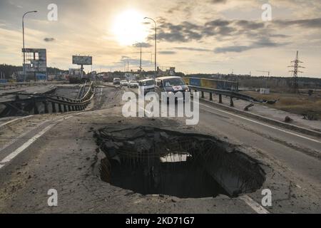 Un pont endommagé dans la reprise par l'armée ukrainienne Hostomel ville près de Kiev, Ukraine, 06 avril 2022 (photo de Maxym Marusenko/NurPhoto) Banque D'Images