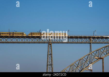 Train jaune au pont Dom Luis I - Porto, Portugal Banque D'Images