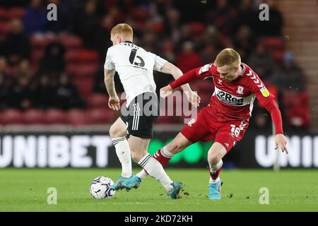 Duncan Watmore de Middlesbrough en action avec Harrison Reed de Fulham lors du match de championnat Sky Bet entre Middlesbrough et Fulham au stade Riverside, Middlesbrough, le mercredi 6th avril 2022. (Photo de Mark Fletcher/MI News/NurPhoto) Banque D'Images