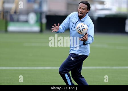 Cecil Afrique avec des membres de l'équipe des Co-optimistes lors d'une session de formation devant les élèves des écoles locales le jeudi 07 avril 2022, devant le Melrose Sevens le samedi 9th avril 2022. (Photo de Rob Gray/NurPhoto) Banque D'Images