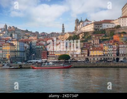 Porto Skyline, Cais da Ribeira et Douro avec Tour Clerigos et Cathédrale se do Porto - Porto, Portugal Banque D'Images