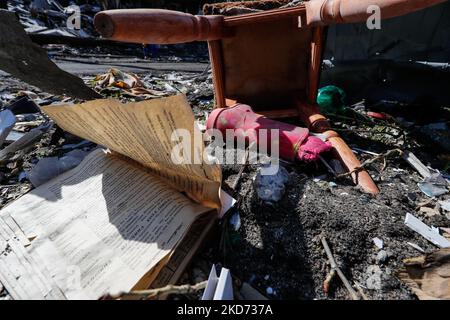 Une botte de taille enfant est vue dans les débris à Borodyanka , Bucha Reion de l'oblast de Kiev, le 7 avril 2022. (Photo de CEng Shou Yi/NurPhoto) Banque D'Images